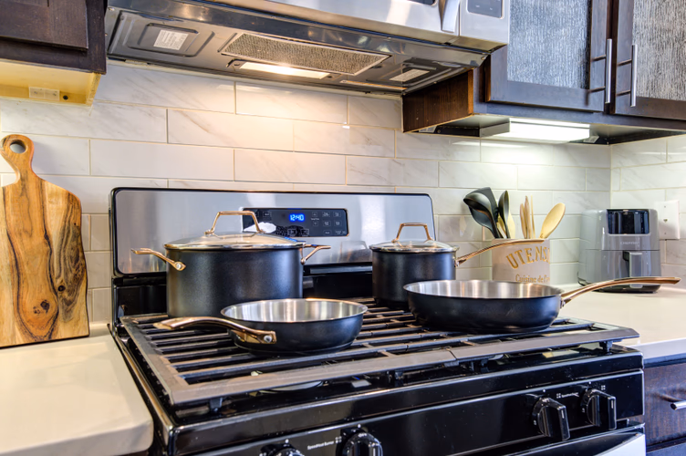 https://upcdn.io/W23MTH6/image/uploads/2025/07/21/4jddoEz36y-Cookware.jpg?f=avif&w=900&h=500&fit=cover&quality=60