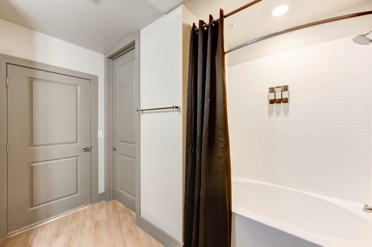 https://upcdn.io/W23MTH6/image/uploads/2025/07/22/4jdaUrTK5v-bathroom%202.jpg?f=avif&w=900&h=500&fit=cover&quality=60