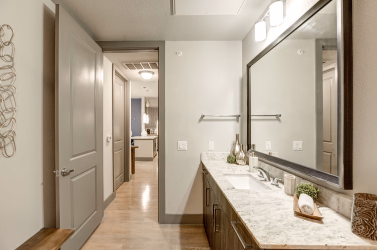 https://upcdn.io/W23MTH6/image/uploads/2025/07/22/4jdaC1Z1E6-bathroom%202.jpg?f=avif&w=900&h=500&fit=cover&quality=60