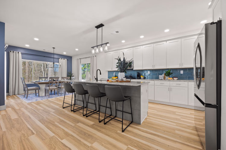 https://upcdn.io/W23MTH6/image/uploads/2025/07/22/4jdVWkZn9a-184%20Woodland%20Ln%20SW-7.jpg?f=avif&w=900&h=500&fit=cover&quality=60