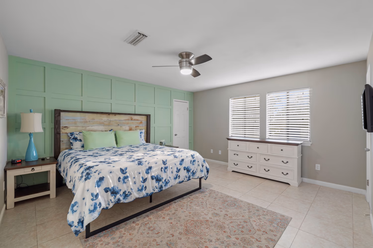 https://upcdn.io/W23MTH6/image/uploads/2025/07/23/4jdNwFssEw-Master%20Bedroom%201.jpg?f=avif&w=900&h=500&fit=cover&quality=60