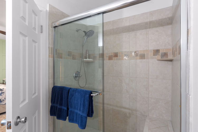 https://upcdn.io/W23MTH6/image/uploads/2025/07/23/4jdNwFupGx-Master%20Bathroom%202.jpg?f=avif&w=900&h=500&fit=cover&quality=60