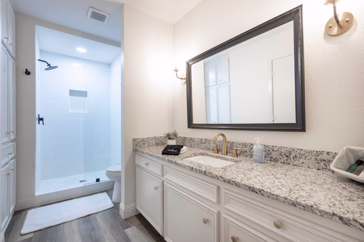 https://upcdn.io/W23MTH6/image/uploads/2025/07/23/4jdMCQrPG9-Large%20bathroom%202.jpg?f=avif&w=900&h=500&fit=cover&quality=60