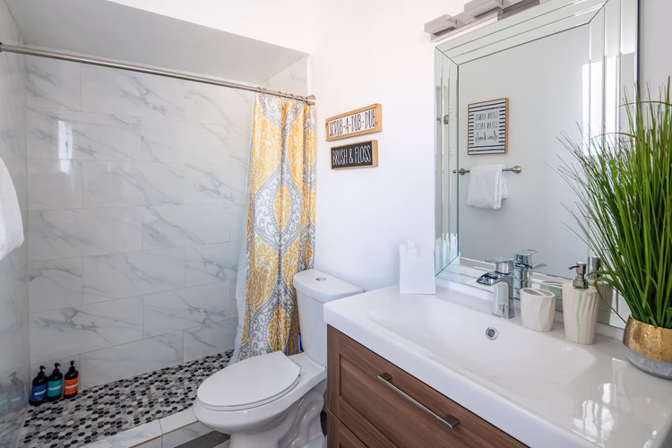 https://upcdn.io/W23MTH6/image/uploads/2025/07/27/4jcwMKexEN-MasterBathroom.jpg?f=avif&w=900&h=500&fit=cover&quality=60