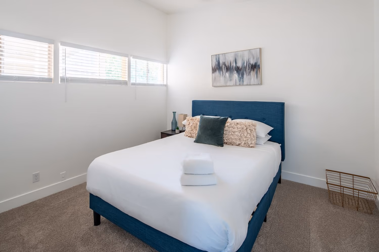 https://upcdn.io/W23MTH6/image/uploads/2025/07/27/4jcwMKjk3L-Bedroom3.jpg?f=avif&w=900&h=500&fit=cover&quality=60