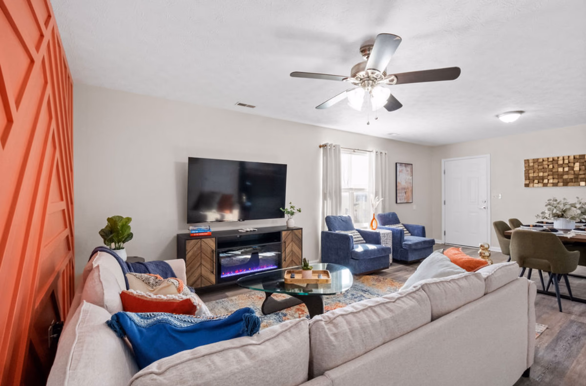 Stylish Upstairs Apartment with King Beds+Sofa Bed