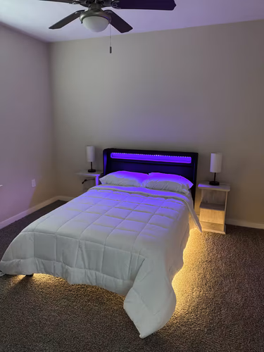 https://upcdn.io/W23MTH6/image/uploads/2025/07/28/4jci56sCJi-bedroom2.avif?f=avif&w=900&h=500&fit=cover&quality=60