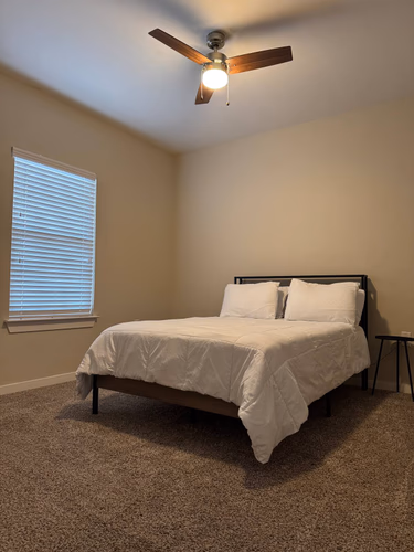 https://upcdn.io/W23MTH6/image/uploads/2025/07/28/4jci573SHG-bedroom3.jpeg?f=avif&w=900&h=500&fit=cover&quality=60