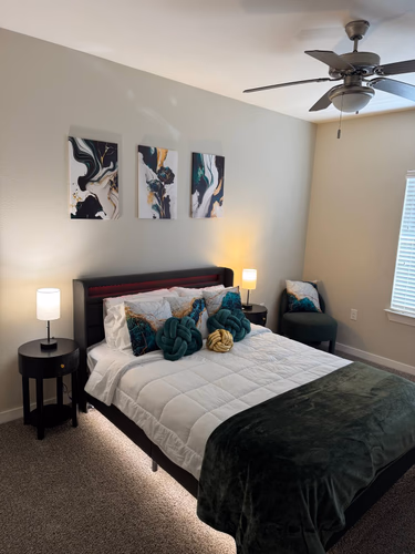 https://upcdn.io/W23MTH6/image/uploads/2025/07/28/4jci56uY8R-bedroom2.jpeg?f=avif&w=900&h=500&fit=cover&quality=60