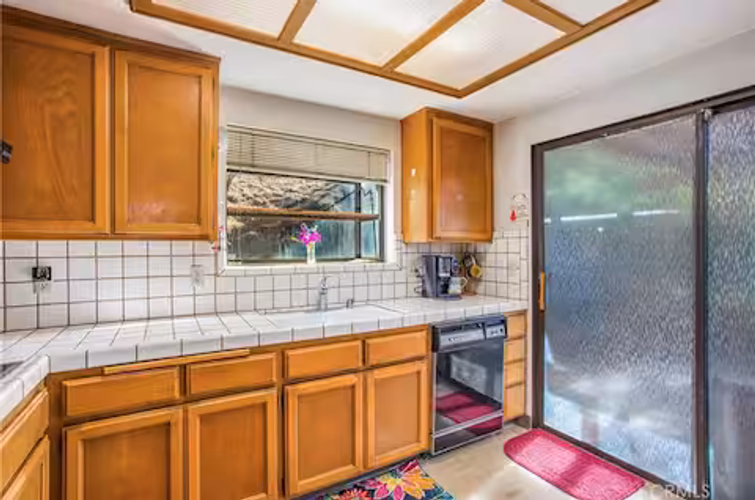 https://upcdn.io/W23MTH6/image/uploads/2025/07/27/4jcvnpF4AH-kitchen%203.avif?f=avif&w=900&h=500&fit=cover&quality=60