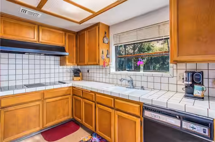 https://upcdn.io/W23MTH6/image/uploads/2025/07/27/4jcvnpHV8z-kitchen%202.avif?f=avif&w=900&h=500&fit=cover&quality=60
