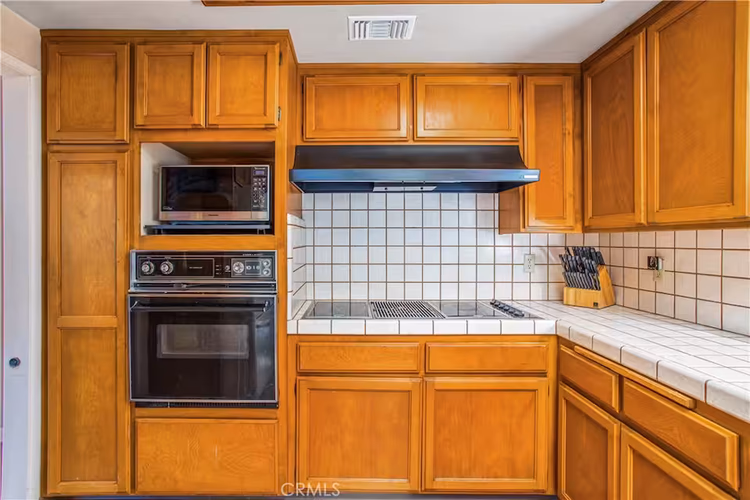 https://upcdn.io/W23MTH6/image/uploads/2025/07/27/4jcvnpDGAq-Kitchen.avif?f=avif&w=900&h=500&fit=cover&quality=60