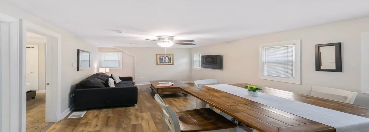 Clean & Modern Apt DT Libertyville near Naval Base