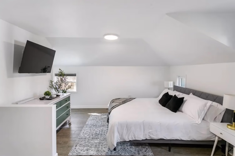 https://upcdn.io/W23MTH6/image/uploads/2025/07/30/4jcR9ap3Bc-311%20West%20Park%20Ave%20Loft1.jpg?f=avif&w=900&h=500&fit=cover&quality=60