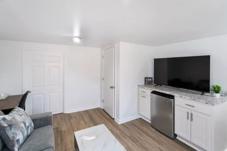 https://upcdn.io/W23MTH6/image/uploads/2025/07/30/4jcR9ana6y-311%20West%20Park%20Ave%20Loft6.jpg?f=avif&w=900&h=500&fit=cover&quality=60