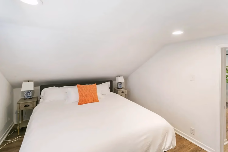 https://upcdn.io/W23MTH6/image/uploads/2025/07/31/4jcP9Mt53g-606%20Second%20Street13.jpg?f=avif&w=900&h=500&fit=cover&quality=60