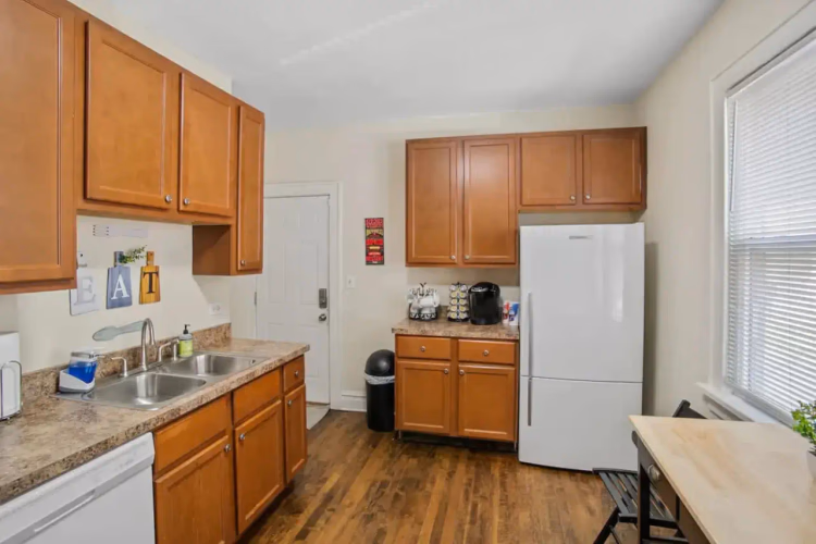 https://upcdn.io/W23MTH6/image/uploads/2025/08/03/4jbugJejCf-518%20North%20Sheridan%203.jpeg?f=avif&w=900&h=500&fit=cover&quality=60
