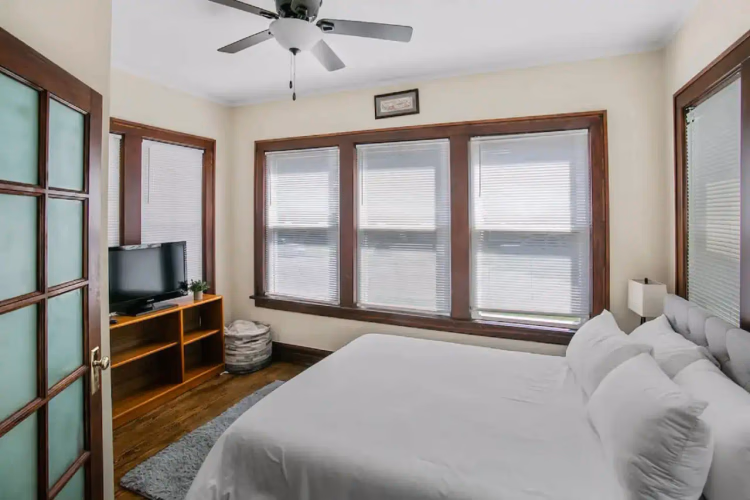 https://upcdn.io/W23MTH6/image/uploads/2025/08/03/4jbugJSR4v-518%20North%20Sheridan%209.jpeg?f=avif&w=900&h=500&fit=cover&quality=60