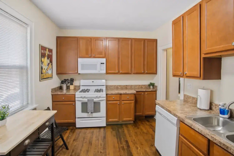 https://upcdn.io/W23MTH6/image/uploads/2025/08/03/4jbugJRv4J-518%20North%20Sheridan%207.jpeg?f=avif&w=900&h=500&fit=cover&quality=60