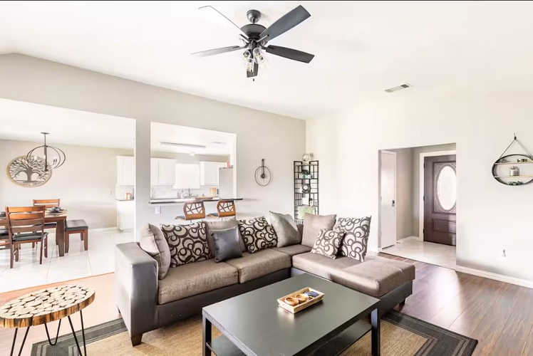 https://upcdn.io/W23MTH6/image/uploads/2025/08/05/4jbizr2X4w-2025-03-28%2022_28_06-Your%20space%20preview%20-%20Listing%20editor%20-%20Airbnb.jpg?f=avif&w=900&h=500&fit=cover&quality=60
