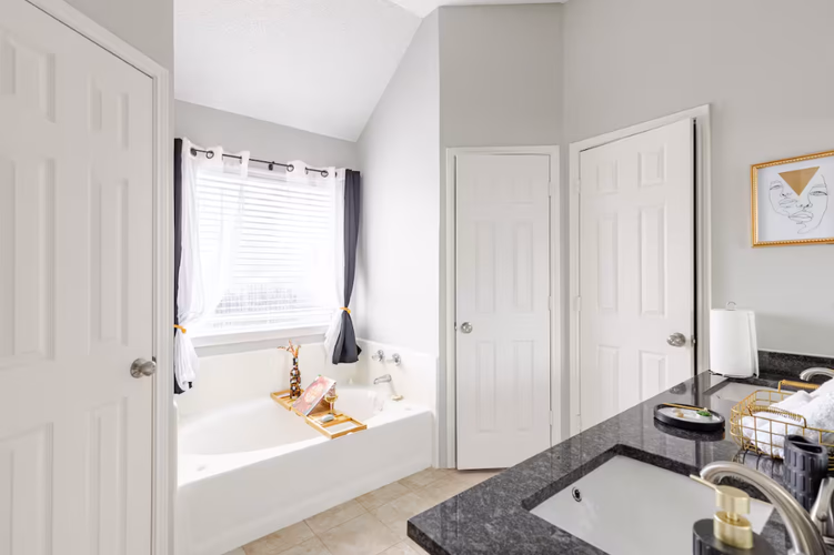 https://upcdn.io/W23MTH6/image/uploads/2025/08/05/4jbix1TLJF-2025-03-28%2022_38_03-Your%20space%20preview%20-%20Listing%20editor%20-%20Airbnb.png?f=avif&w=900&h=500&fit=cover&quality=60