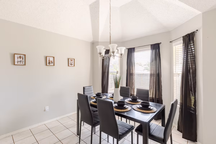 https://upcdn.io/W23MTH6/image/uploads/2025/08/05/4jbix1TtEM-2025-03-28%2022_36_46-Your%20space%20preview%20-%20Listing%20editor%20-%20Airbnb.png?f=avif&w=900&h=500&fit=cover&quality=60