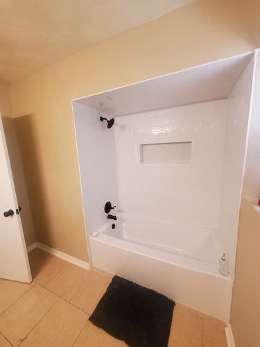 https://upcdn.io/W23MTH6/image/uploads/2025/08/10/4jb5hUmw4k-Master%20Bathroom%20Pic%2002.jpg?f=avif&w=900&h=500&fit=cover&quality=60