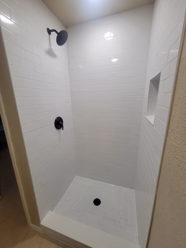 https://upcdn.io/W23MTH6/image/uploads/2025/08/10/4jb5hUobDk-Full%20Bathroom%202%20Img03.jpg?f=avif&w=900&h=500&fit=cover&quality=60