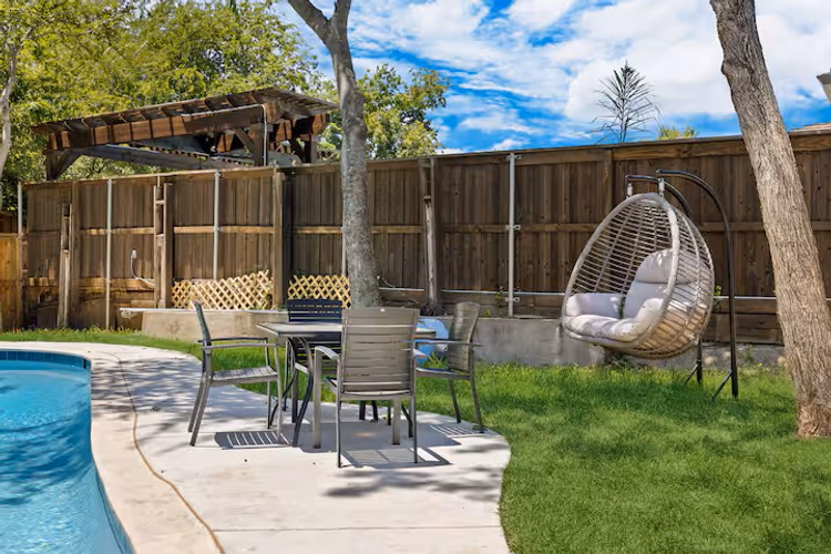 https://upcdn.io/W23MTH6/image/uploads/2025/08/08/4jbMYeWiAJ-backyard.jpg?f=avif&w=900&h=500&fit=cover&quality=60