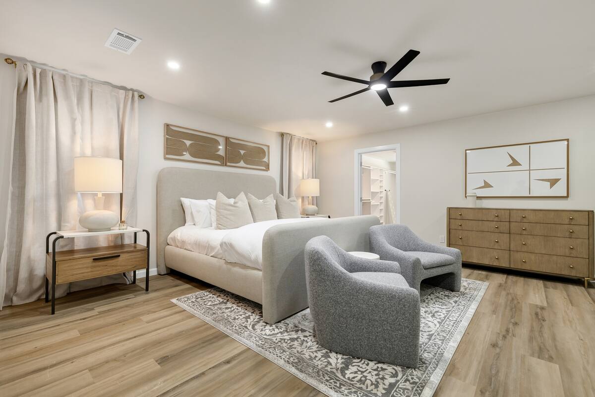 Elegant 5BR Pool Villa in Lake Highlands Pets OK