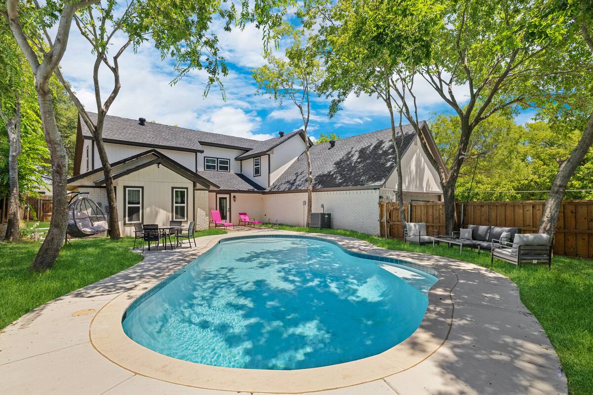 Elegant 5BR Pool Villa in Lake Highlands Pets OK