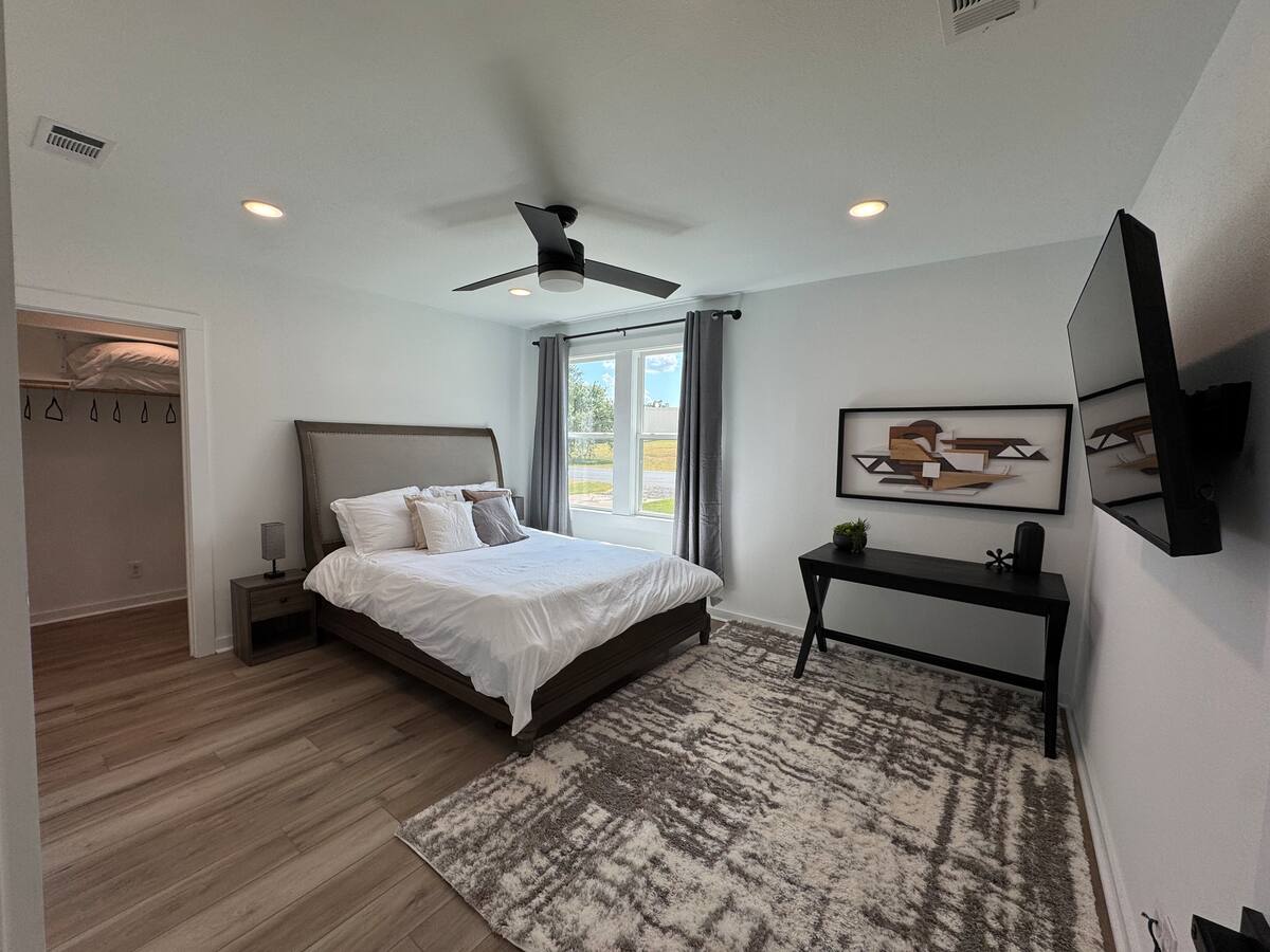 Modern 3BR/2BA Home Near Georgetown Square Sleeps 6