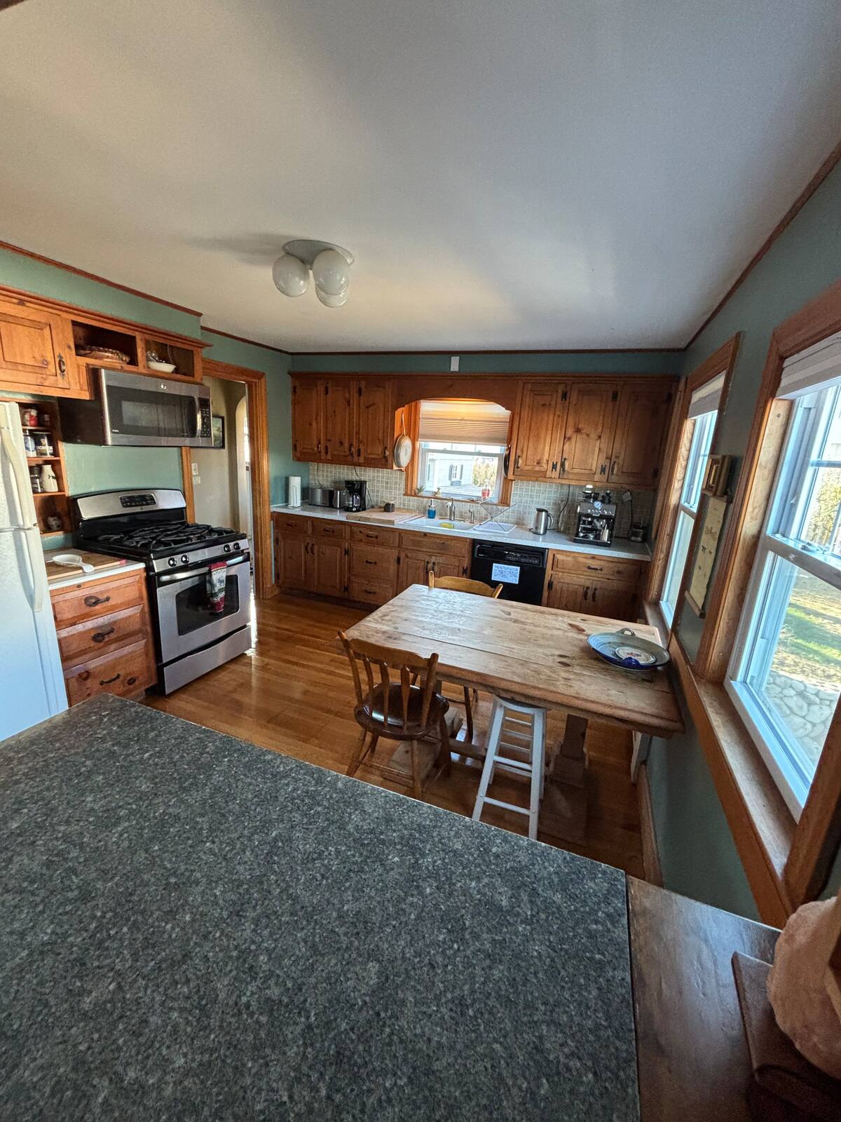 Tavern 33 - Cozy 3BR, 1.5BA Apartment close to Brandeis, Commuter Rail