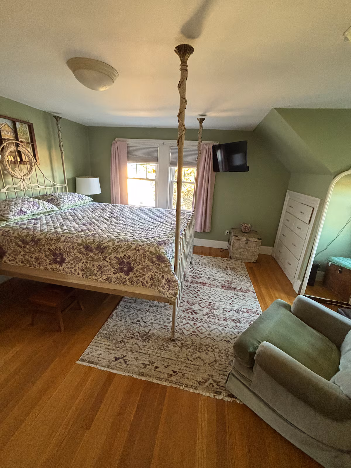 Tavern 33 - Cozy 3BR, 1.5BA Apartment close to Brandeis, Commuter Rail