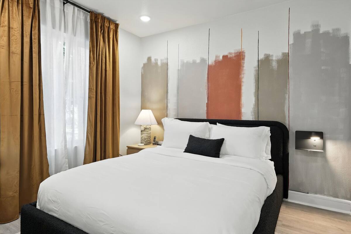 Centrally Located Cheerful 1BD/1BA Apt (Sleeps 2)