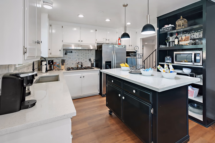 https://upcdn.io/W23MTH6/image/uploads/2025/08/19/4jZoUWk413-8-web-or-mls-DSC00771.jpg?f=avif&w=900&h=500&fit=cover&quality=60