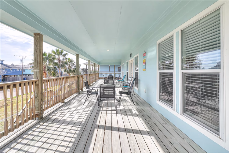 https://upcdn.io/W23MTH6/image/uploads/2025/08/21/4jZaSsLzFf-1_Porch.jpg?f=avif&w=900&h=500&fit=cover&quality=60