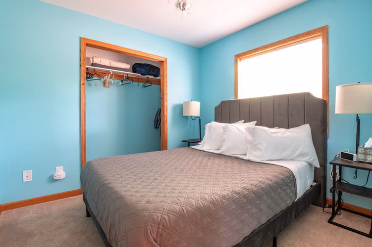 https://upcdn.io/W23MTH6/image/uploads/2025/08/24/4jZAH4182E-Molly_Nicia_Tamarack-50.jpg?f=avif&w=900&h=500&fit=cover&quality=60