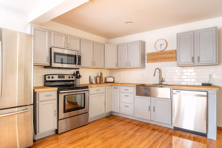 https://upcdn.io/W23MTH6/image/uploads/2025/08/24/4jZAH45W7b-Molly_Nicia_Tamarack-37.jpg?f=avif&w=900&h=500&fit=cover&quality=60