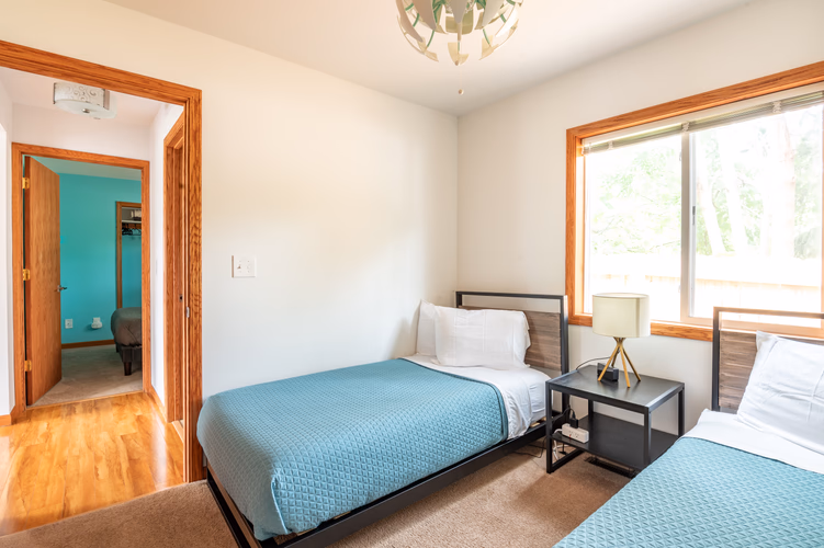 https://upcdn.io/W23MTH6/image/uploads/2025/08/24/4jZAH44NK7-Molly_Nicia_Tamarack-48.jpg?f=avif&w=900&h=500&fit=cover&quality=60