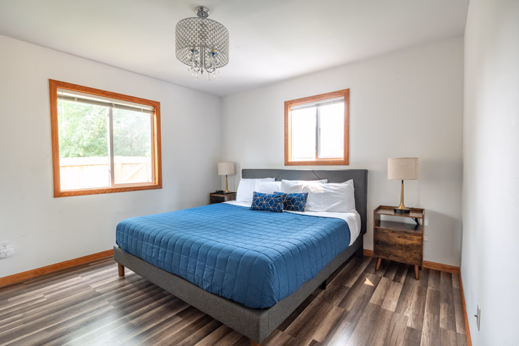 https://upcdn.io/W23MTH6/image/uploads/2025/08/24/4jZAH44iFC-Molly_Nicia_Tamarack-42.jpg?f=avif&w=900&h=500&fit=cover&quality=60