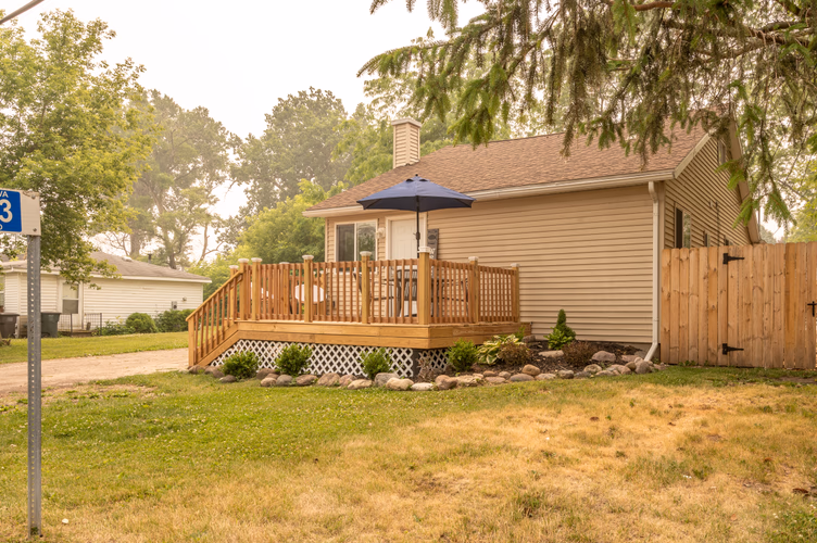 https://upcdn.io/W23MTH6/image/uploads/2025/08/24/4jZAH3whE1-Molly_Nicia_Tamarack-61.jpg?f=avif&w=900&h=500&fit=cover&quality=60