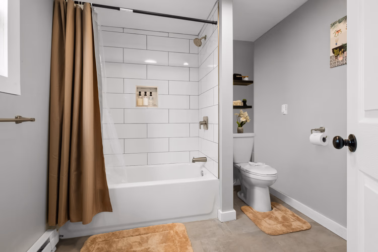 https://upcdn.io/W23MTH6/image/uploads/2025/08/25/4jZ6tXNUAZ-bathroom%202.jpg?f=avif&w=900&h=500&fit=cover&quality=60