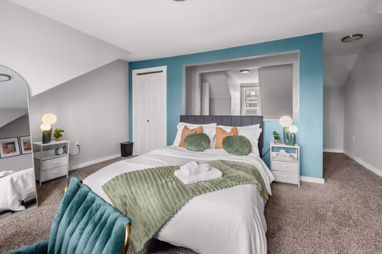 https://upcdn.io/W23MTH6/image/uploads/2025/08/25/4jZ6traxH4-bedroom%203%20-%203.jpg?f=avif&w=900&h=500&fit=cover&quality=60