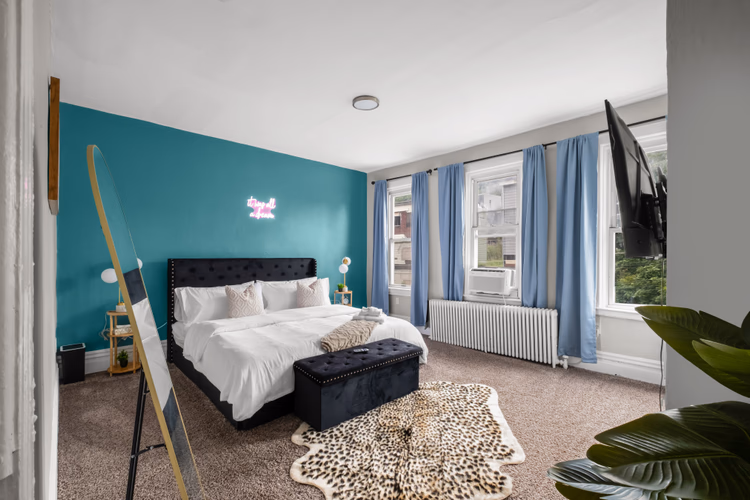 https://upcdn.io/W23MTH6/image/uploads/2025/08/25/4jZ6trbYKu-bedroom%201%20-%202.jpg?f=avif&w=900&h=500&fit=cover&quality=60