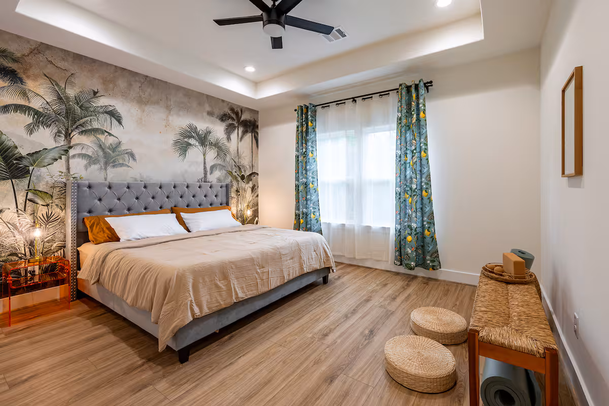 4 Bedrooms - 3 Bathrooms Jungle Haven House | King Bed! Game Room, w/ Parking