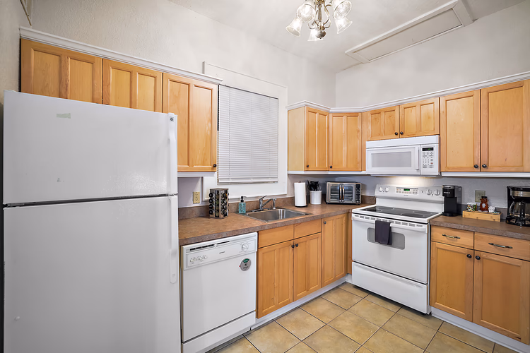 https://upcdn.io/W23MTH6/image/uploads/2025/09/04/4jXi7Jfb9H-128%20E%20Magnolia%20Ave%20Apt%204%20-39.jpg?f=avif&w=900&h=500&fit=cover&quality=60