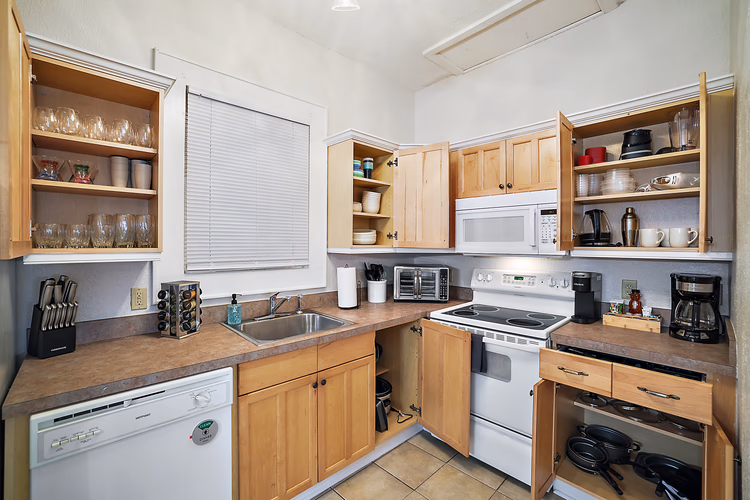 https://upcdn.io/W23MTH6/image/uploads/2025/09/04/4jXi78qQFn-128%20E%20Magnolia%20Ave%20Apt%204%20-57.jpg?f=avif&w=900&h=500&fit=cover&quality=60