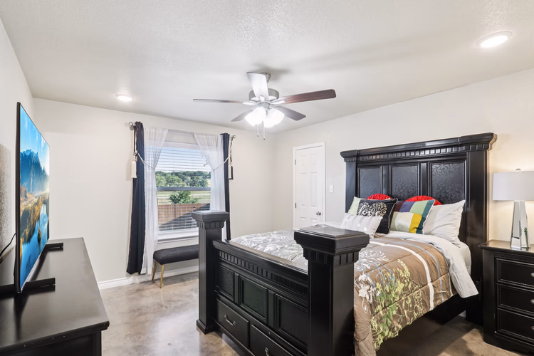 https://upcdn.io/W23MTH6/image/uploads/2025/09/05/4jXbJAzdKu-26-web-or-mls-Liberation%20Ln-S1908-026.jpeg?f=avif&w=900&h=500&fit=cover&quality=60