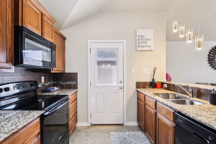 https://upcdn.io/W23MTH6/image/uploads/2025/09/05/4jXbJAz8FN-12-web-or-mls-Liberation%20Ln-S1908-012.jpeg?f=avif&w=900&h=500&fit=cover&quality=60